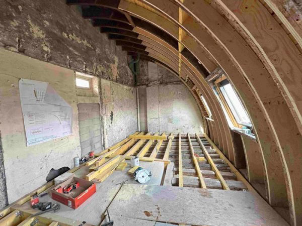 Restauration et renfort charpente courbée – Paris